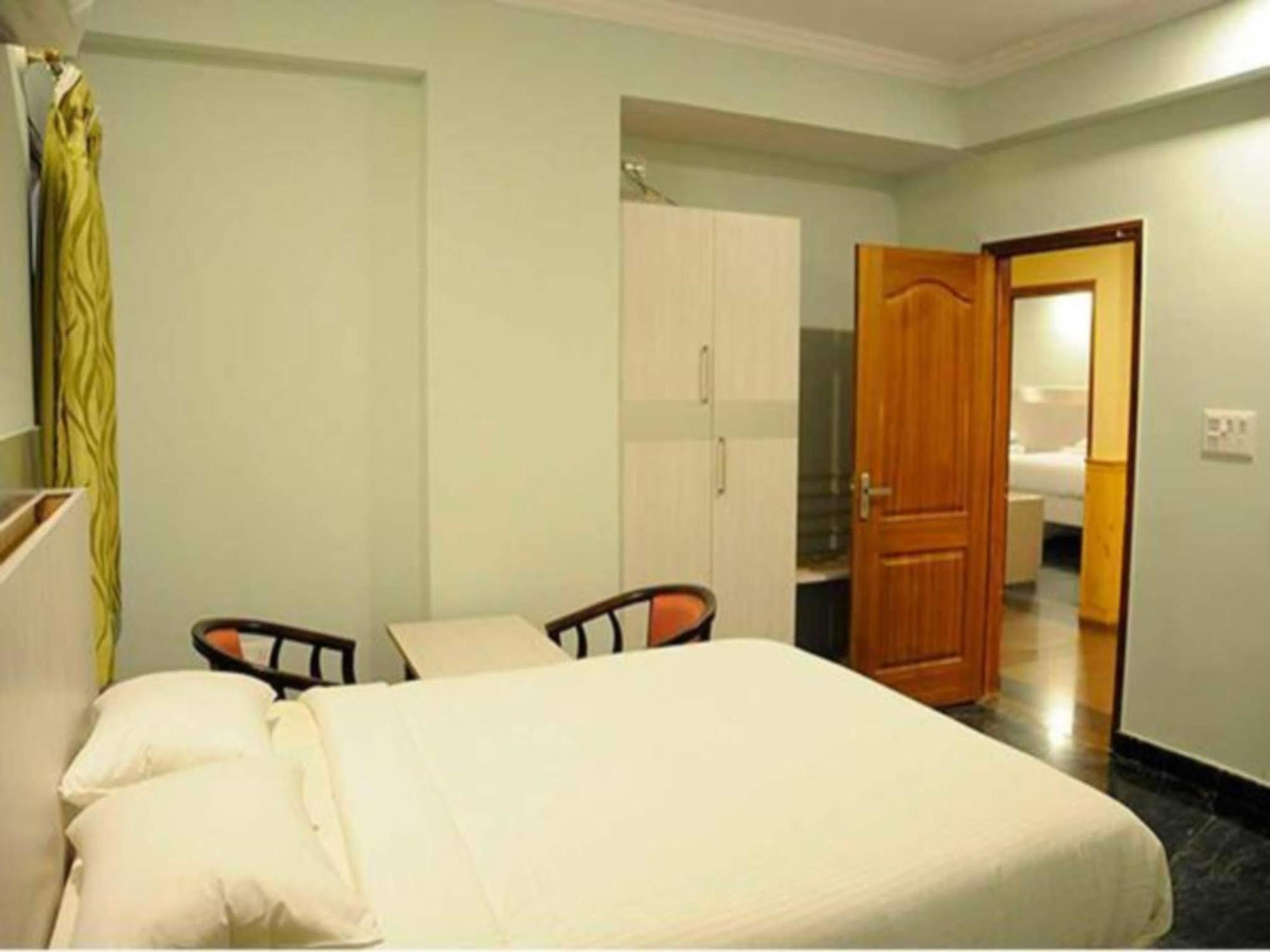 Hotel Royal Opera Bangalore Esterno foto